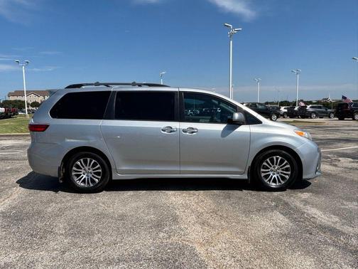 2019 Toyota Sienna XLE