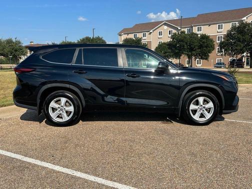 2024 Toyota Highlander LE
