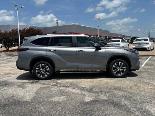 2025 Toyota Highlander XLE