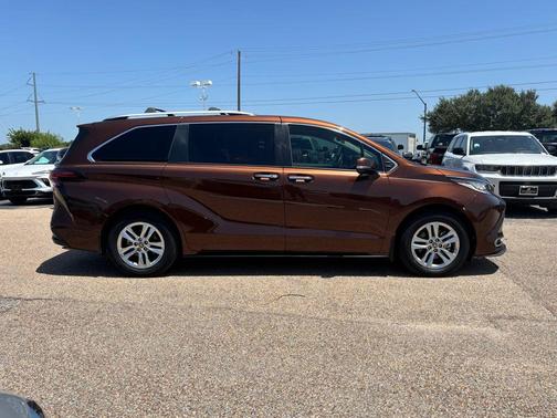 2022 Toyota Sienna Limited 7-Passenger