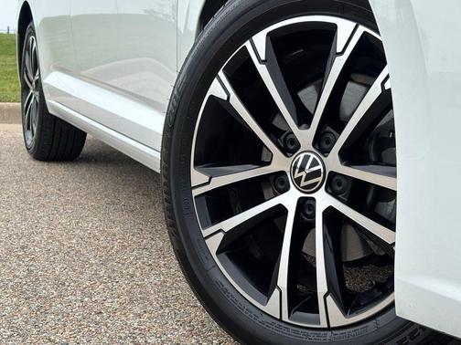 Pure White 2023 Volkswagen Jetta 1.5T Sport