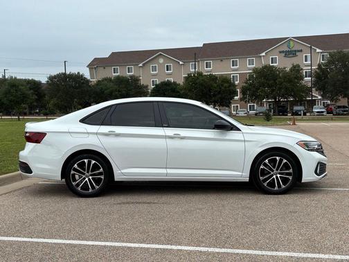 Pure White 2023 Volkswagen Jetta 1.5T Sport