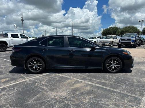 2022 Toyota Camry Hybrid SE