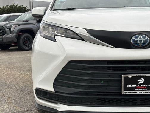 2023 Toyota Sienna LE