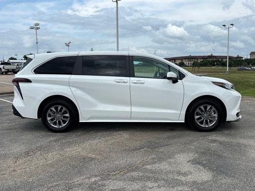 2023 Toyota Sienna LE