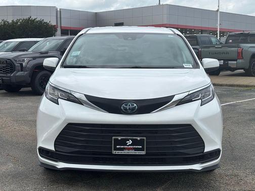 2023 Toyota Sienna LE