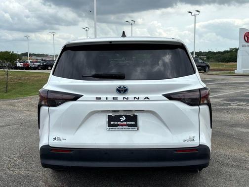 2023 Toyota Sienna LE