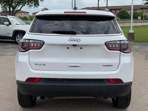 Bright White Clearcoat 2024 Jeep Compass Latitude