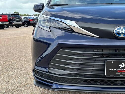 2025 Toyota Sienna LE