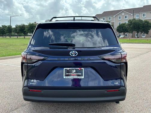 2025 Toyota Sienna LE