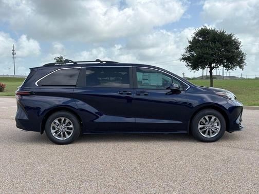 2025 Toyota Sienna LE