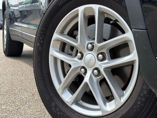 Diamond Black Crystal Pearlcoat 2023 Jeep Grand Cherokee L Laredo