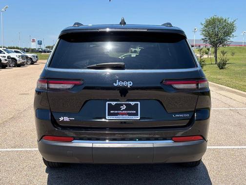 Diamond Black Crystal Pearlcoat 2023 Jeep Grand Cherokee L Laredo