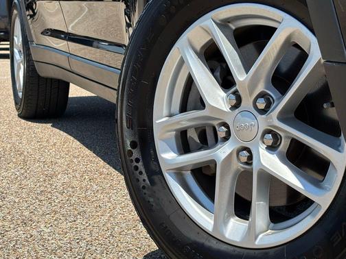 Diamond Black Crystal Pearlcoat 2023 Jeep Grand Cherokee L Laredo