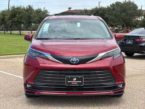 2025 Toyota Sienna XLE 8 Passenger