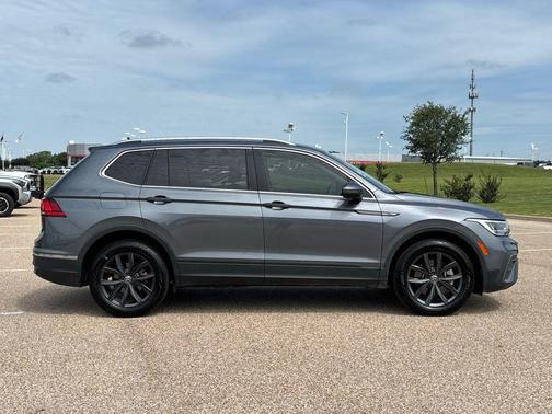 Platinum Gray Metallic 2024 Volkswagen Tiguan 2.0T SE