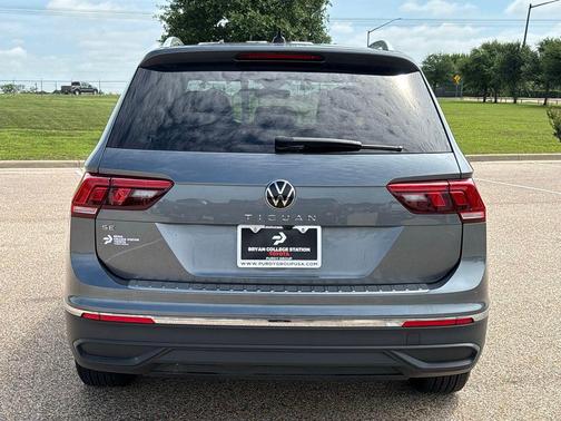 Platinum Gray Metallic 2024 Volkswagen Tiguan 2.0T SE