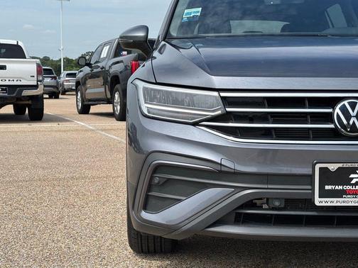 Platinum Gray Metallic 2024 Volkswagen Tiguan 2.0T SE