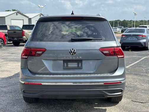 Platinum Gray Metallic 2024 Volkswagen Tiguan 2.0T SE