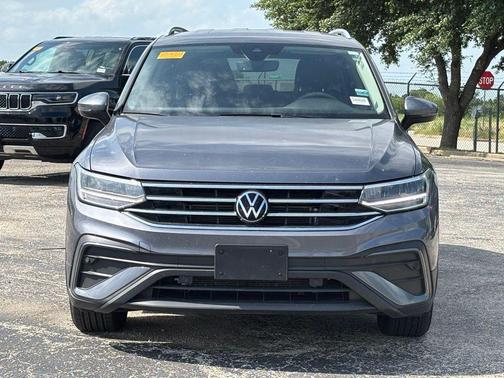 Platinum Gray Metallic 2024 Volkswagen Tiguan 2.0T SE