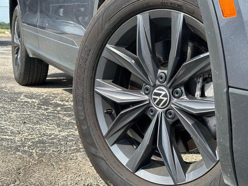 Platinum Gray Metallic 2024 Volkswagen Tiguan 2.0T SE