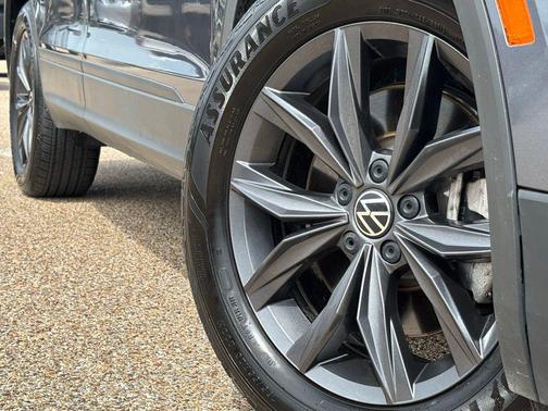 Platinum Gray Metallic 2024 Volkswagen Tiguan 2.0T SE