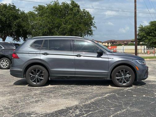 Platinum Gray Metallic 2024 Volkswagen Tiguan 2.0T SE