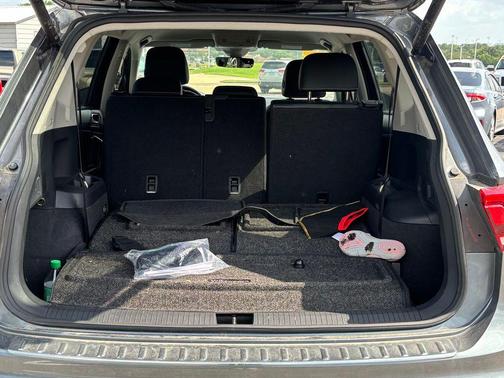 Platinum Gray Metallic 2024 Volkswagen Tiguan 2.0T SE