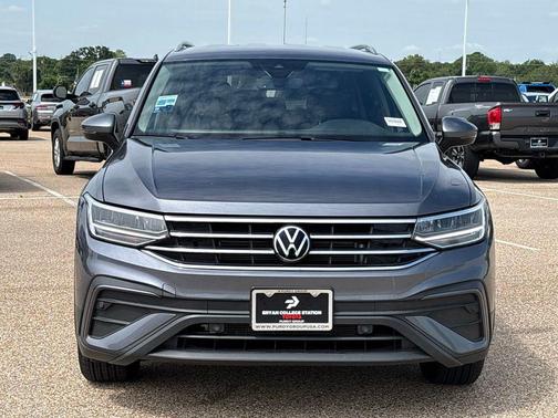 Platinum Gray Metallic 2024 Volkswagen Tiguan 2.0T SE