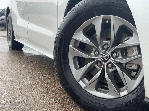 2024 Toyota Sienna XLE