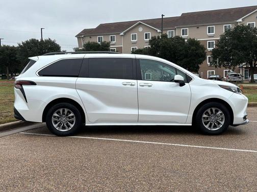 2024 Toyota Sienna XLE