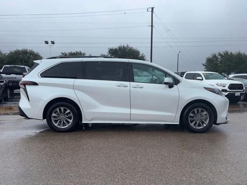 2024 Toyota Sienna XLE