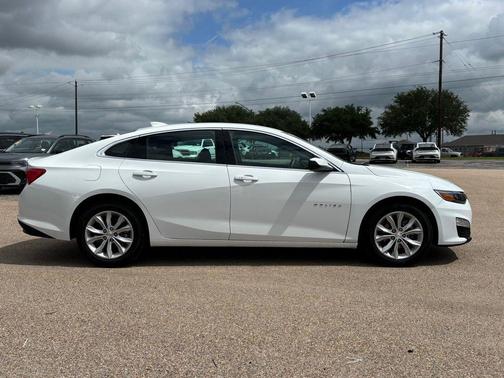 Summit White 2025 Chevrolet Malibu FWD 1LT