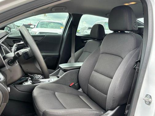 Summit White 2025 Chevrolet Malibu FWD 1LT