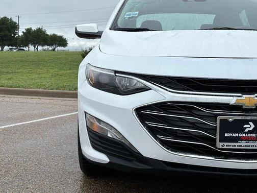 Summit White 2025 Chevrolet Malibu FWD 1LT