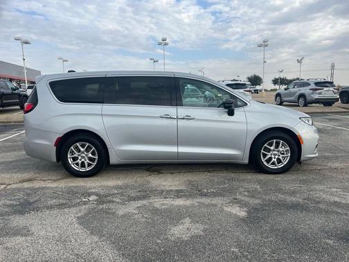 2024 Chrysler Pacifica Touring-L