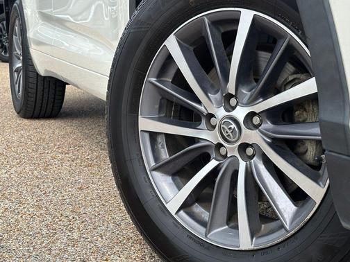 Blizzard Pearl 2018 Toyota Highlander XLE