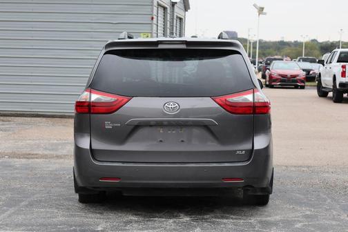 2020 Toyota Sienna XLE