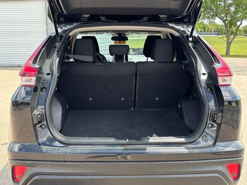 Labrador Black Pearl 2022 Mitsubishi Eclipse Cross LE