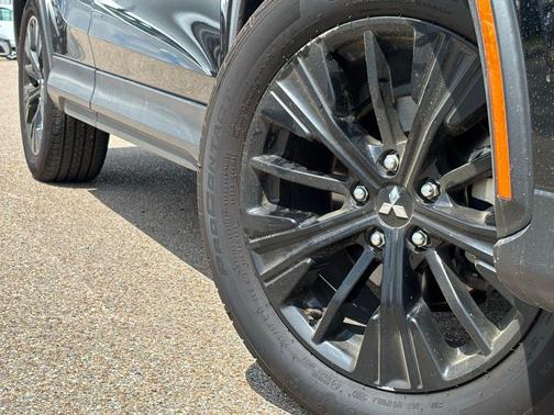 Labrador Black Pearl 2022 Mitsubishi Eclipse Cross LE