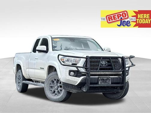 White 2022 Toyota Tacoma SR5