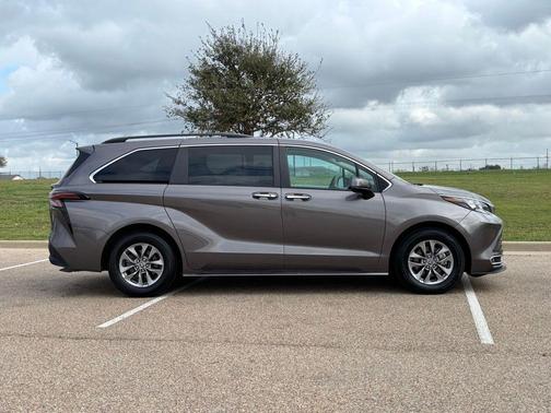 2024 Toyota Sienna XLE