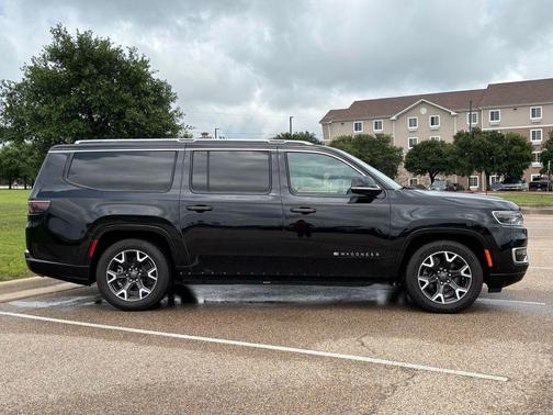 Diamond Black Crystal Pearlcoat 2023 Jeep Wagoneer L Series III 4x4