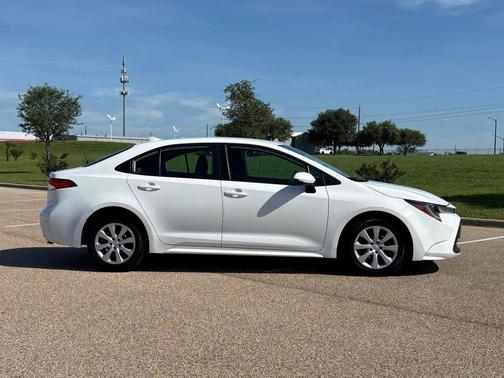 Ice Cap 2024 Toyota Corolla LE