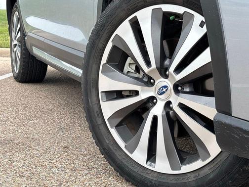 Ice Silver Metallic 2020 Subaru Ascent Limited 7-Passenger