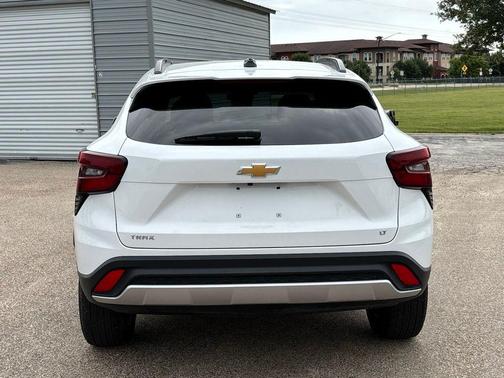 Summit White 2025 Chevrolet Trax LT