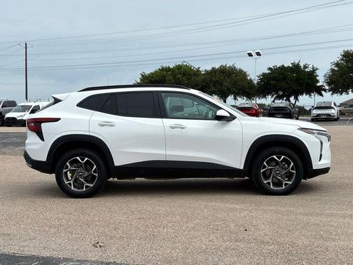 Summit White 2025 Chevrolet Trax LT