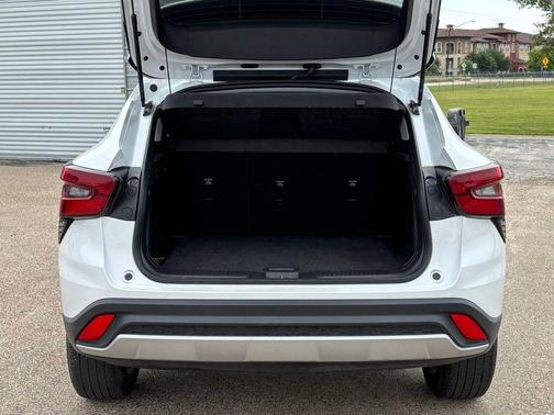 Summit White 2025 Chevrolet Trax LT