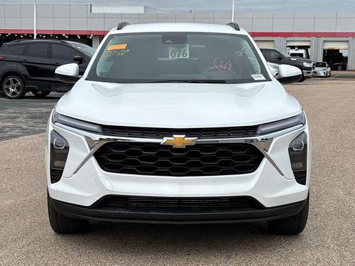 Summit White 2025 Chevrolet Trax LT