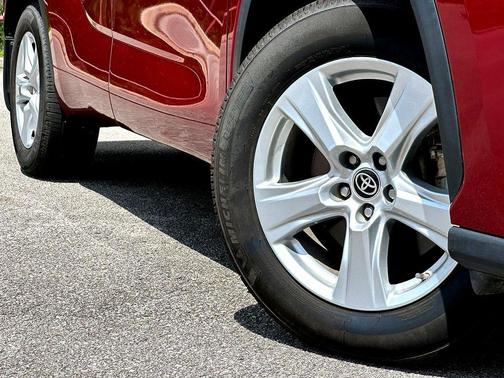 Pearl 2022 Toyota Highlander LE